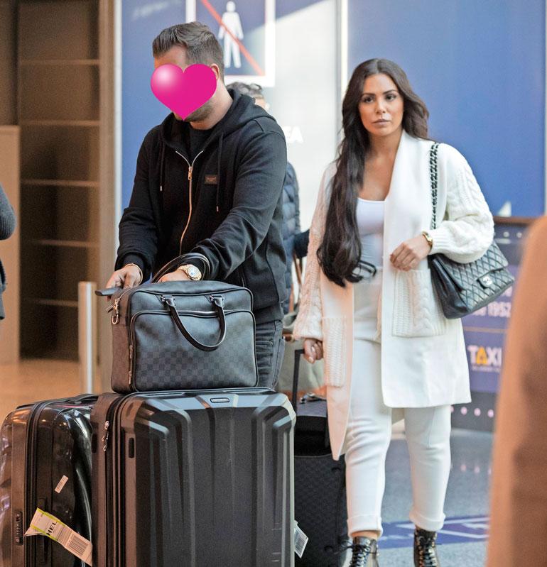 Sofialla ja Nikolla oli mukanaan kasa laukkuja, kun he palasivat Espanjasta toissa viikon torstaina.
