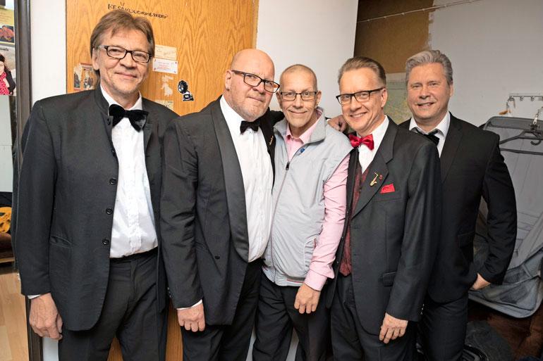 Harri Nuutinen ja Tanssin taika -yhtye säesti tukitanssien artisteja. – Kaikesta huolimatta tämä on ilon ilta, Nuutinen kannusti.