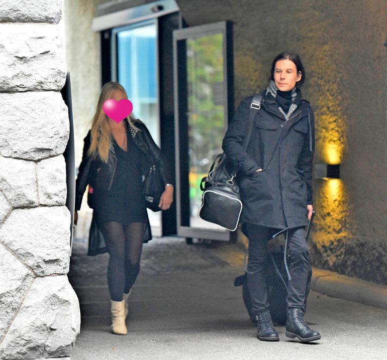 Paparazzi näki parin poistuvan yhdessä hotellista puoliltapäivin.