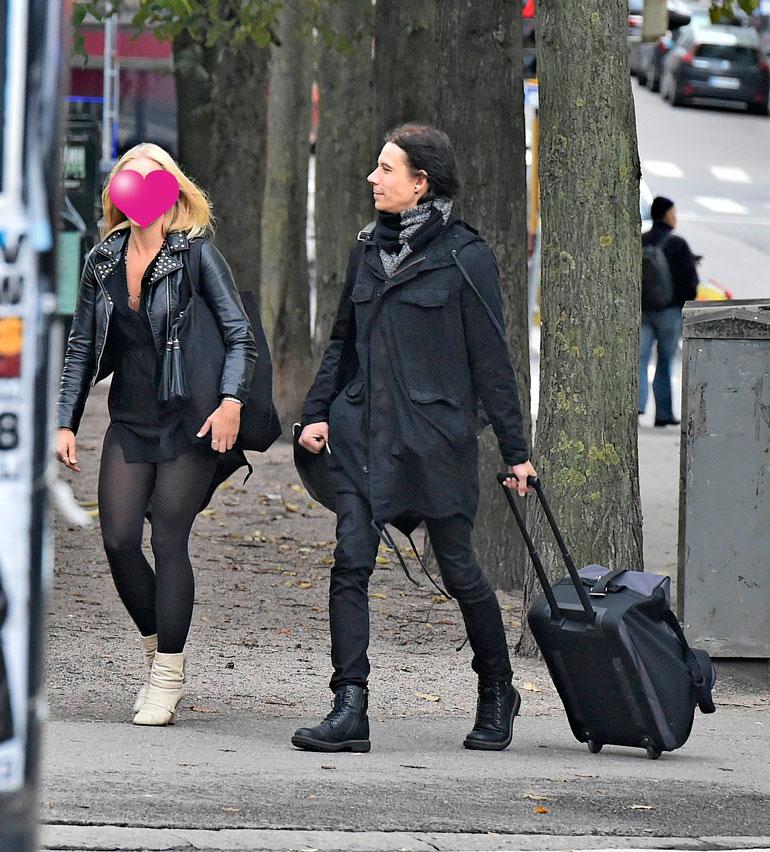 Mika ”AH” Haapasalo nauratti blondia jutuillaan. Hän hymyili kaunottarelle maireasti.