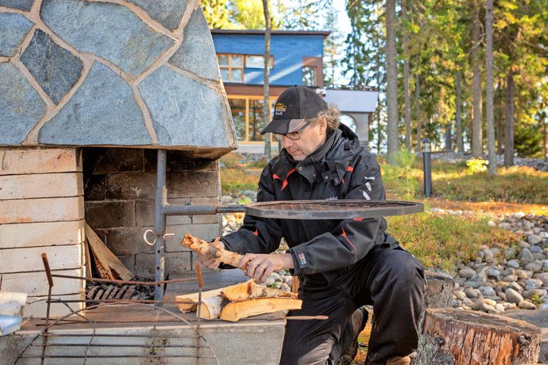 Markku viihtyy saaressa talonmiehen tehtävissä.
