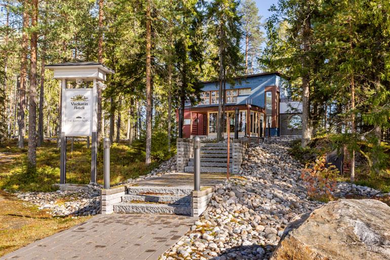Huvilaan johtavat tyylikkäät portaat.