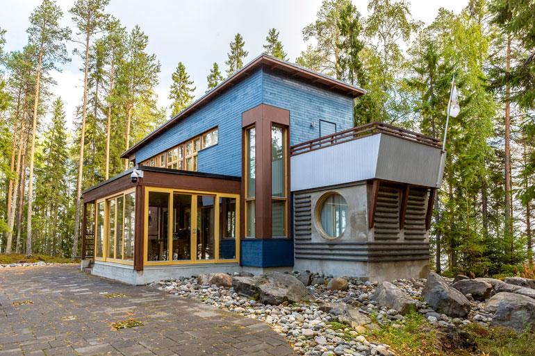 Aateli Islandin modernin, laivaa muistuttavan Fregatti- huvilan on suunnitellut arkkitehti Jukka Haataja. Tarinan mukaan saareen on haaksirikkoutunut laiva.
