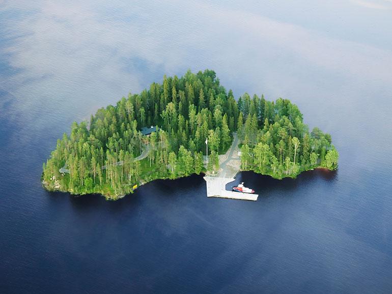 Puolentoista hehtaarin saari on sydämen muotoinen. Ökysaarelta löytyy rakennusten lisäksi syväsatama, helikopterikenttä ja hiekkaranta.