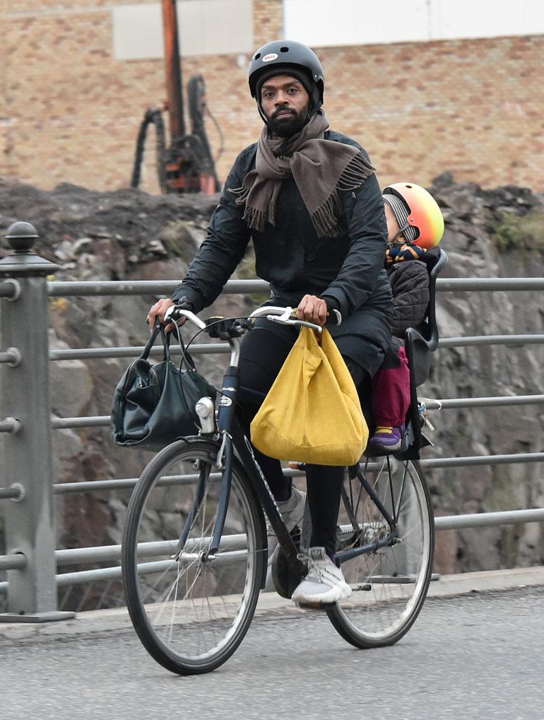 Jani Toivola pyöräilee