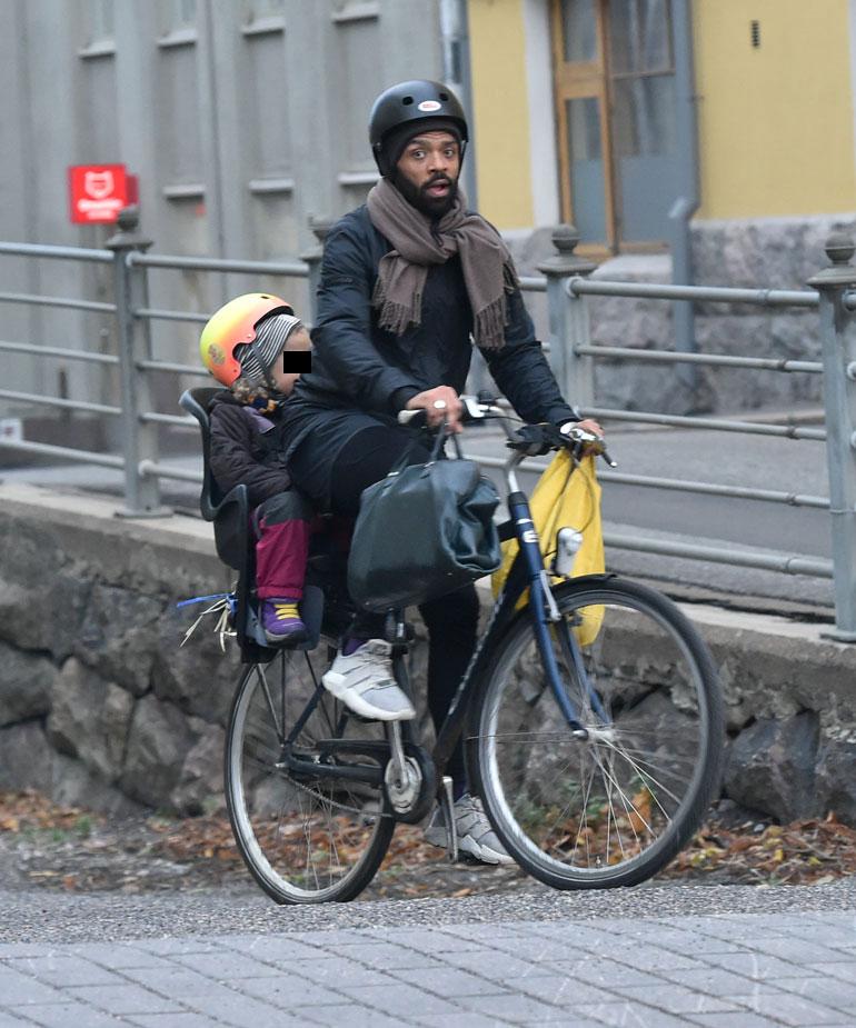 Jani Toivola pyöräilee