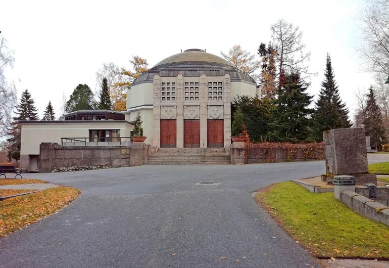 Kyllikki Tapolan hautajaiset järjestettiin Kalevankankaan isossa kappelissa Tampereella. Kutsu tilaisuuteen oli julkinen.