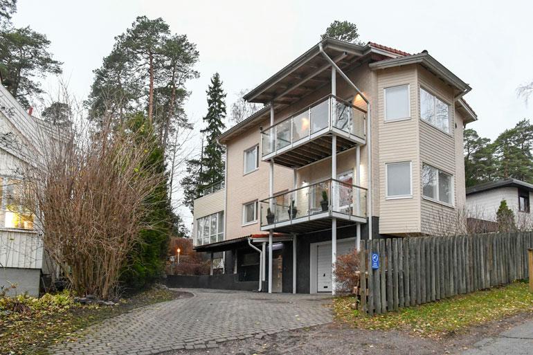 Mersu paloi tämän talon pihalla. Tuli levisi autotallin vasemmalla puolella näkyvään punaiseen räystääseen.