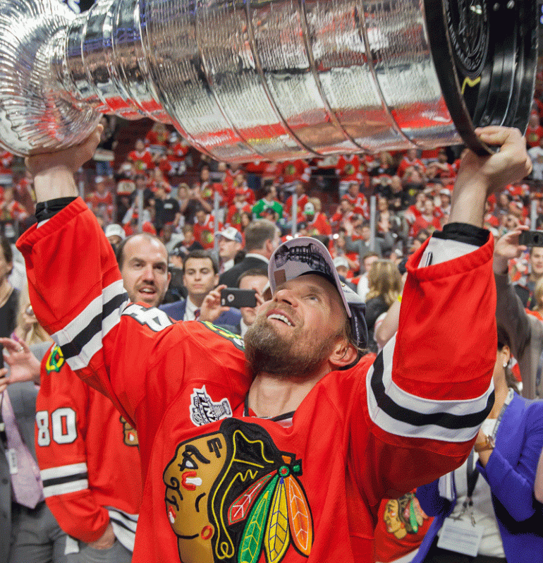 Kimmo Timosen huikea kiekkoura päättyi Stanley Cupin mestarusjuhliin Chicago Blackhawksissa 2015.