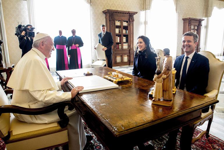 Tanskan kruununprinssipari Frederik ja Mary sekä paavi Franciscus