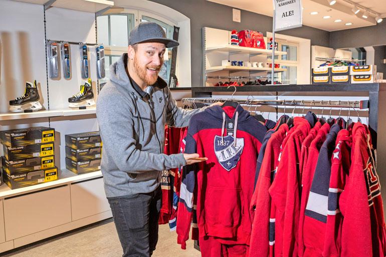 Heikki Paasonen löysi liikkeen valikoimasta suosikkijoukkueensa Helsingin IFK:n fanirekvisiittaa.
