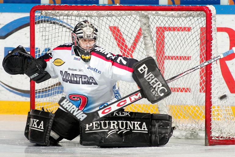 Sinuhe päätti uransa pronssijuhliin JYP:n riveissä keväällä 2010.