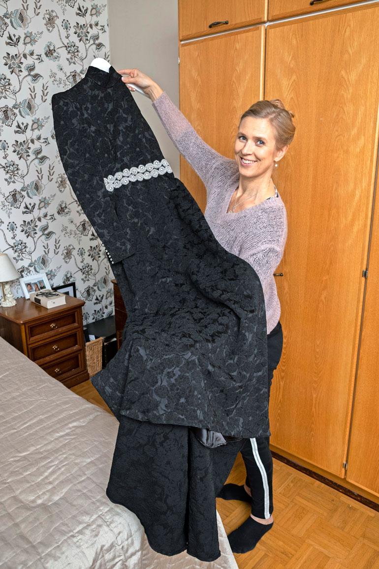 Kaisa sonnustautuu tämän vuoden Linnan juhlissa eleganttiin mustaan pukuun, josta löytyy upeita pieniä yksityiskohtia.