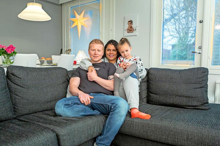 Mintun paino putosi 11 kiloa, kun hän odotti Rianna-tytärtä. – Olin tosi tarkka siitä, mitä söin. Lapsen syntymän jälkeen minulle kertyi ylipainoa epäterveellisen ruokavalion takia, Minttu myöntää.