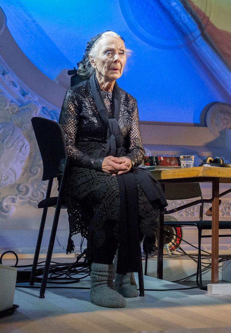 Seela jakaa Kansallisteatterissa pukuhuoneen Maria Kuusiluoman kanssa. – Olen keskittynyt viime vuodet teatteriin, mutta ensi kesänä kuvaamme elokuvan. Kuva on näytelmästä Tyttö joka käveli.
