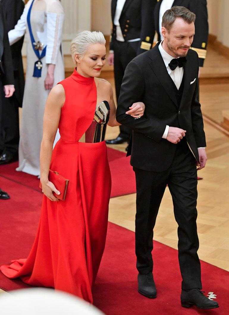 Anna Puu oli yksi illan kuvatuimmista vieraista. Hän ei kuitenkaan suostunut poseeraamaan yhteiskuvassa miesystävänsä Jukka Immosen kanssa tätä kättelyjonokuvaa lukuun ottamatta.