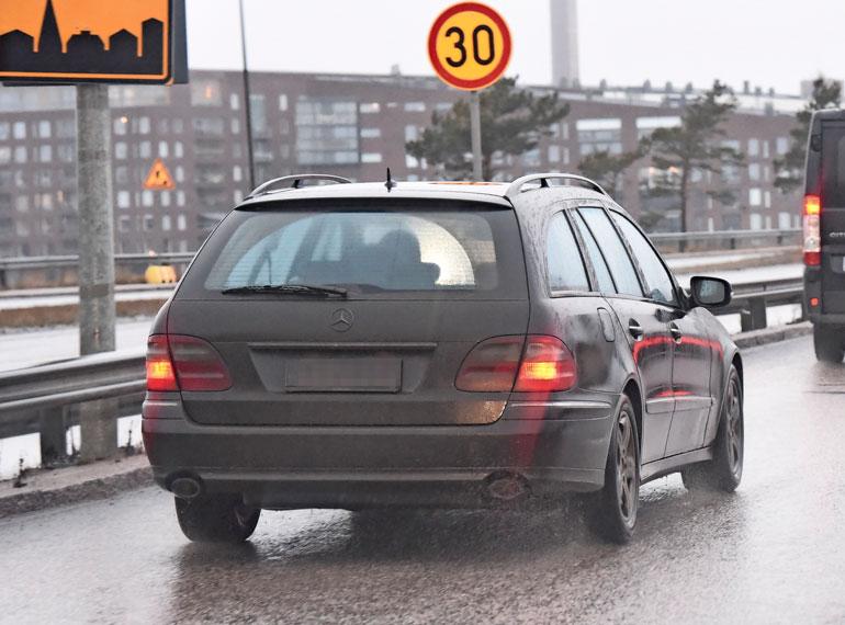 Aamuruuhkasta huolimatta Mika kuskasi Mersullaan Miran ystävällisesti ydinkeskustaan.