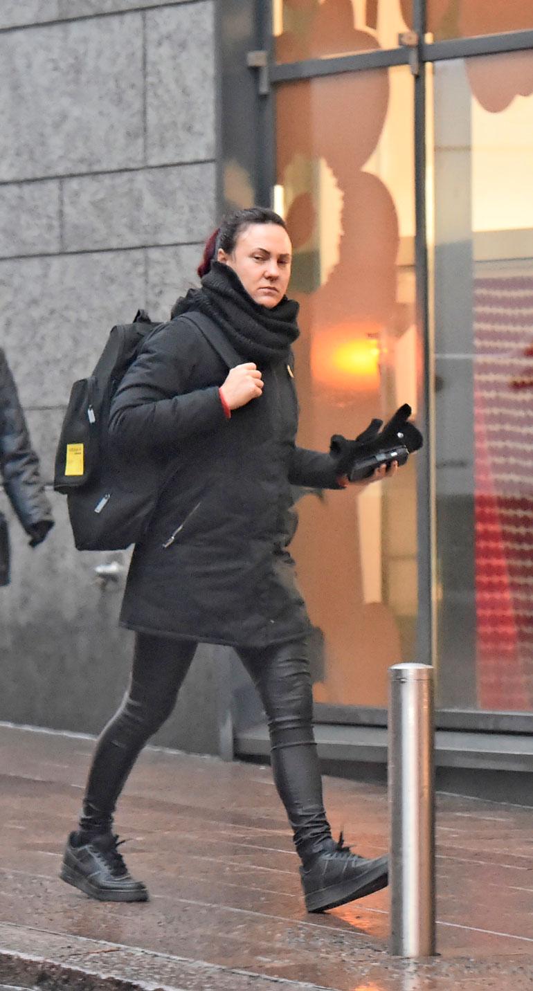 Ex-PMMP-tähti jatkoi matkaa jalkaisin varsin arkisen näköisenä.
