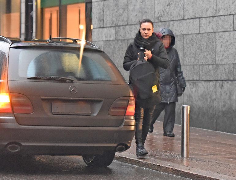 Mira hyppäsi Kampissa ulos Mikan diesel- Mersusta.