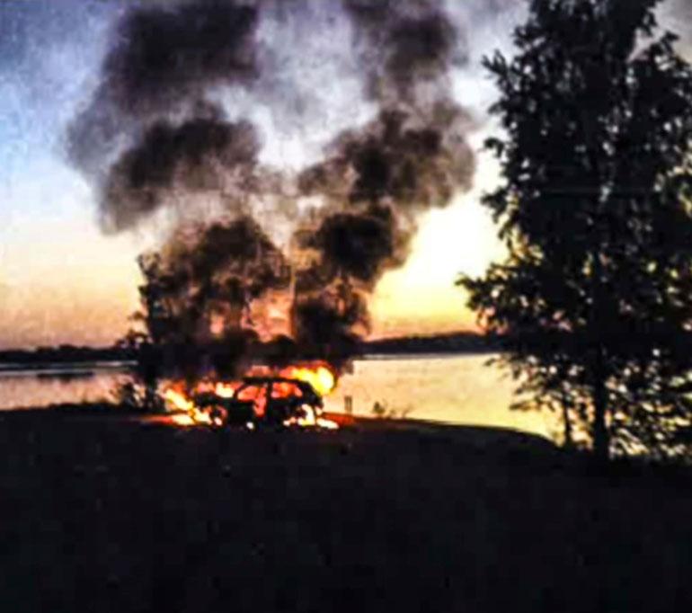 Uhri tunnettiin innokkaana automiehenä, jolle ensimmäinen oma auto oli kaikki kaikessa. Autosta jäi palopaikalle valurautainen VW-logolla varustettu osa.