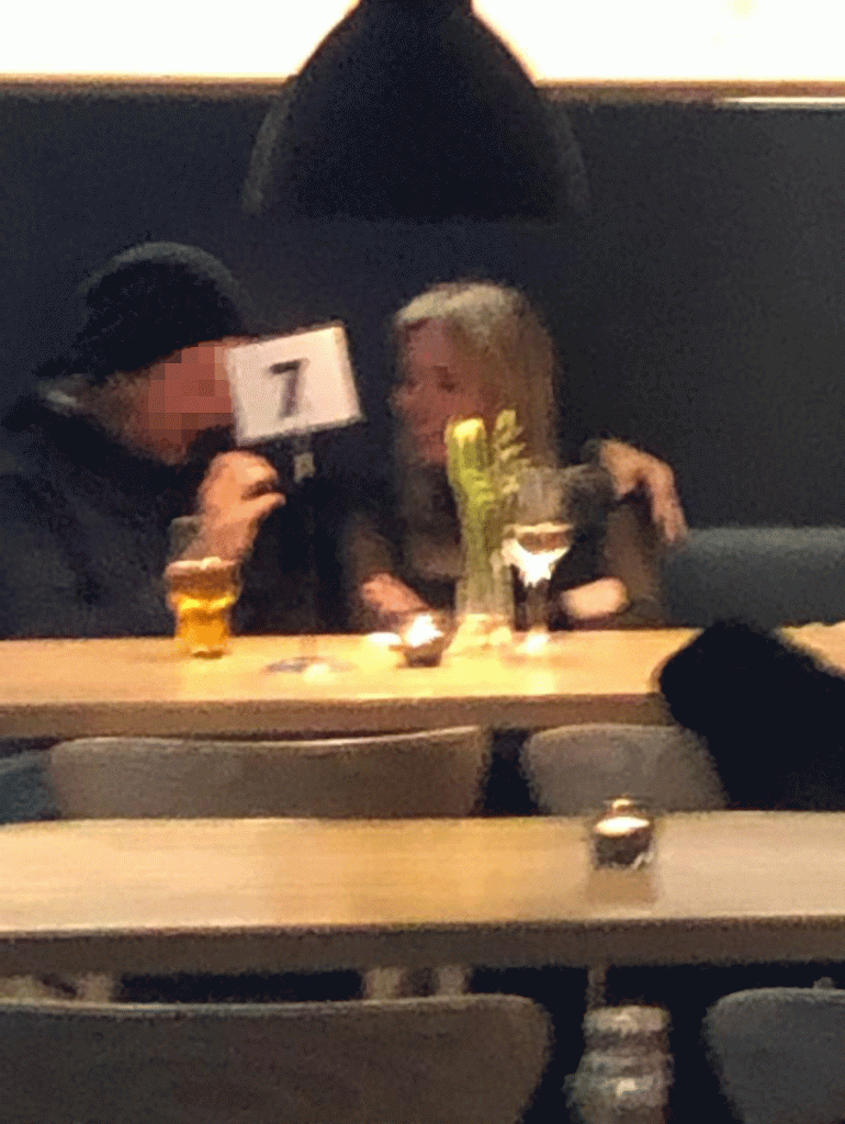 ESPOO 15.12. KLO 20. Panimoravintola Fat Lizardissa piehtaroineet Jenny ja tuntematon komistus eivät voineet pitää näppejä erossa toisistaan. – Tunnelmat olivat hyvin intiimit, ja lopulta he myös suutelivat avoimesti, Seiskalle kerrotaan.