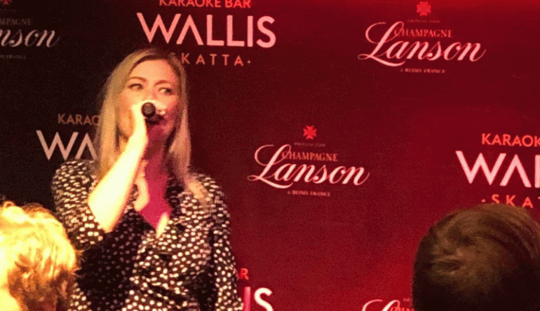 HELSINKI 14.12. KLO 23. Pusuttelun lomassa Jenny kiipesi karaokebaari Wallisin lavalle hoilaamaan hittibiisejä. – Hän intoutui myös ystävänsä taustatanssijaksi, karaokejuottolasta juorutaan.