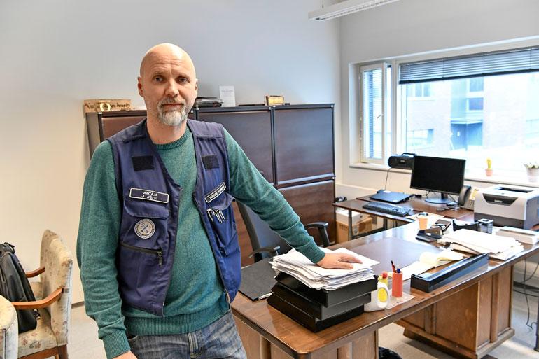 Vankilassa sattuu ja tapahtuu, eikä yksikään johtajan työpäivä ole samanlainen. Työn kuvaan kuuluu hallinnollisten tehtävien lisäksi kurinpito- ja lupa-asioita.