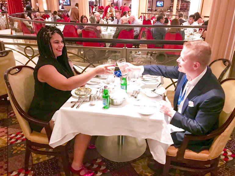 Kaulaset nauttivat Allure of the Seas -täysihoitoristeilijän herkullisista ruuista.