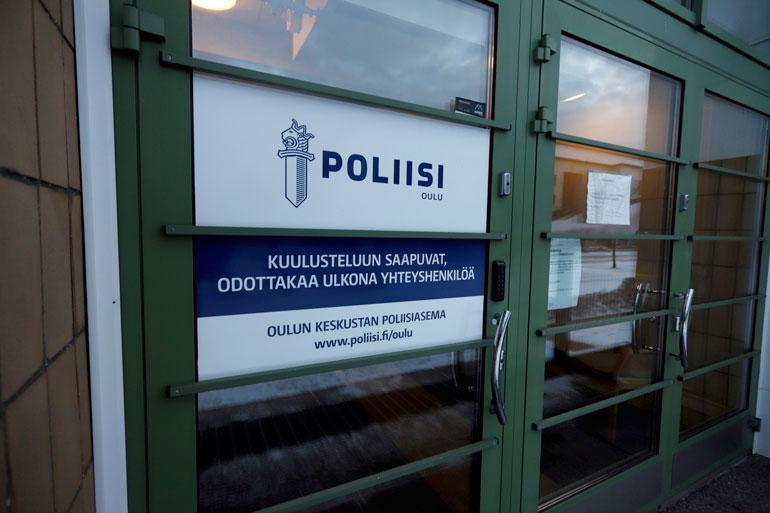 Tutkinnanjohtajan lausuntojen perusteella tiedonkulku Oulun poliisissa ei ole ollut tehokasta. Hän nimittäin kiisti edes tienneensä uhrin isän pahoinpitelyepäilystä, vaikka tätä oli kuulusteltu asiasta kaksi päivää aiemmin.