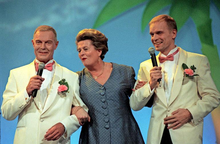 Heikki Kahila Iltalypsyohjelmassa yhdessä Riitta Uosukaisen ja Jukka Puotilan kanssa vuonna 2001.