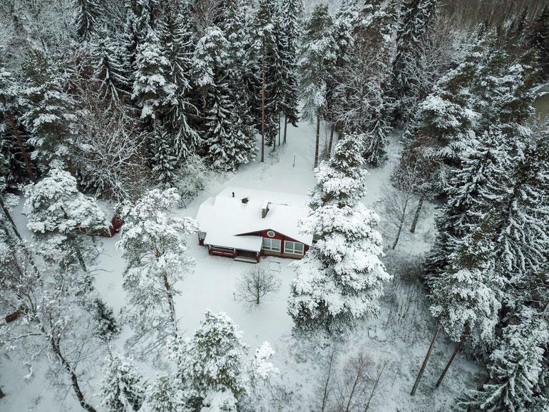 Huvilassa Sauli ja Jenni voivat kestitä vieraitakin, sillä rakennuksessa on kaksi makuuhuonetta. Olohuoneeseen tunnelmaa luo takka.