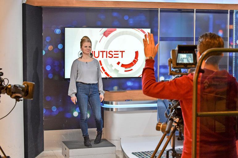 Juosten loppumatkan studiolle taittanut Miina Manninen valmistautuu sääennustukseen.