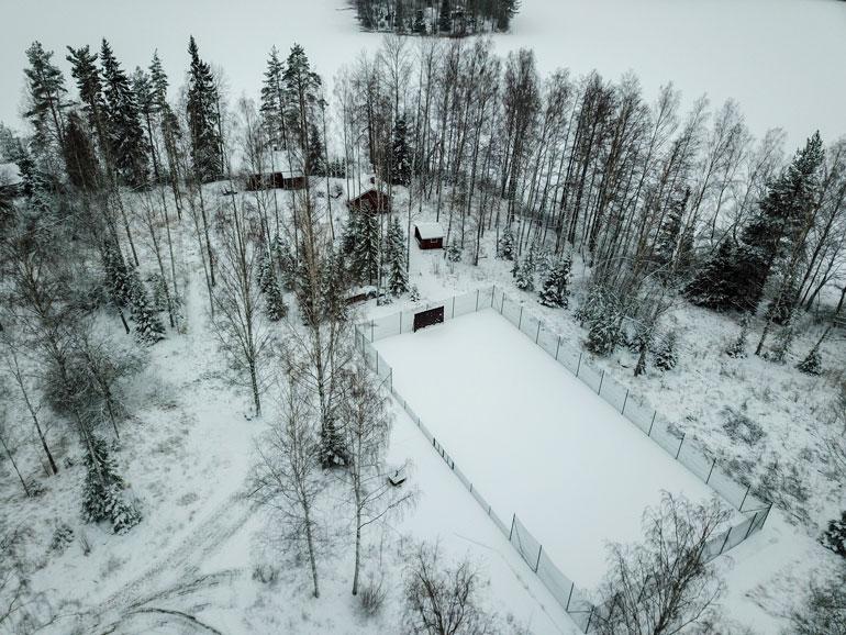 Saulin vanha kesäpaikka Salon Suomusjärvellä on saanut uutta ilmettä tenniskentän myötä.