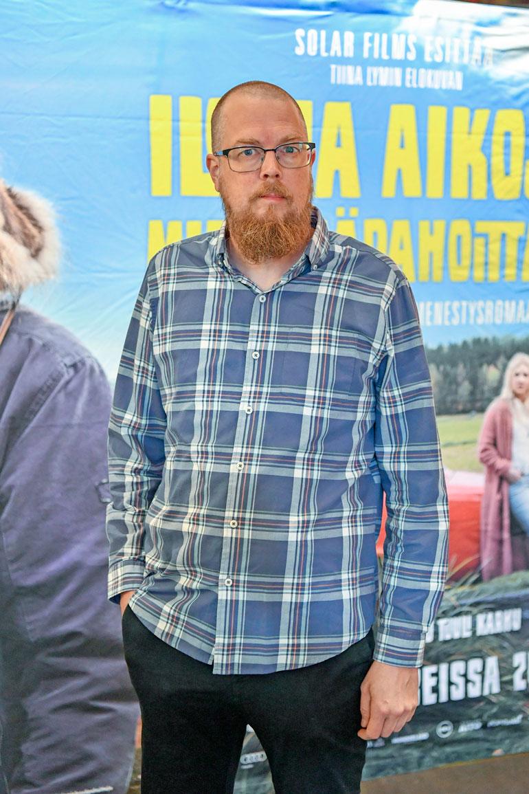Tuomas Kyrö katsoo uutisia saameksi.