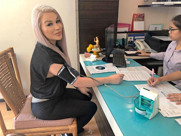 Ensimmäiseksi Sofialta mitattiin klinikalla verenpaine. Sitä ennen hänelle tehtiin Suomessa laajoja terveystutkimuksia, jotka saivat klinikalla jatkoa.