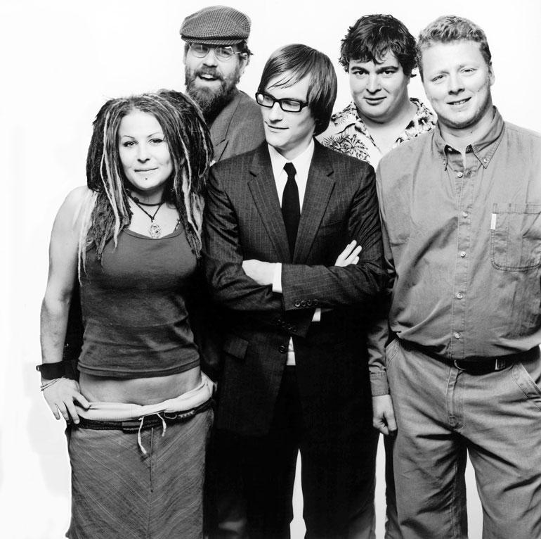 Kiti muistetaan vuonna 2003–2005 MTV3-kanavalla esitetystä W-tyyli-ohjelmasta. – Kiti on todella taiteellinen. Hän on ollut kiinnostunut tanssimisesta ja laulamisesta, Aira kertoo.
