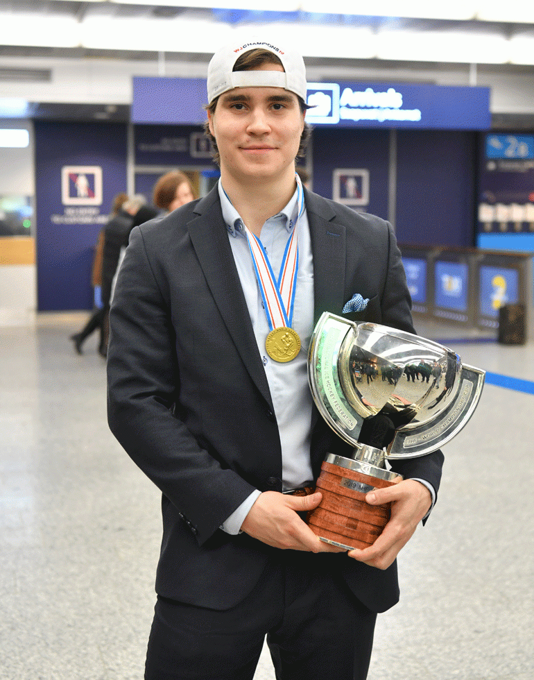 Suomen U20-kapteeni Aarne Talvitie esittelee "Poikaa", eli MM-pokaalia.