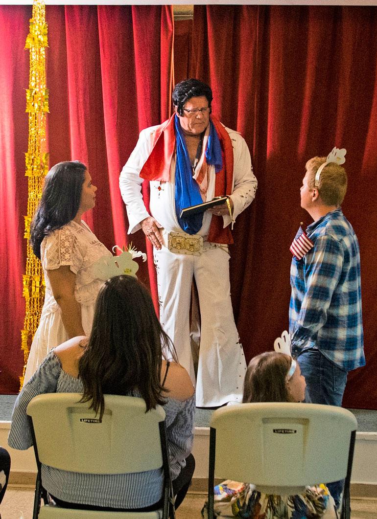 Minttu ja Sampo uusivat vihkivalansa aitoon lasvegasilaiseen tapaan seremoniamestarina itse ”Elvis”.