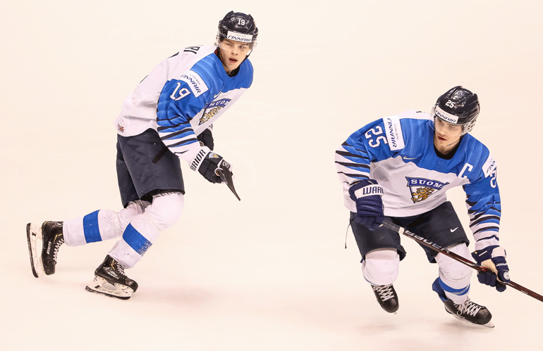 Nuorten Leijonien peli ei loksahtanut heti uomiinsa. Ykkösnyrkkikin alkoi toimia vasta sitten, kun kapteeni Aarne Talvitie (oik.) siirrettiin Rasmus Kuparin (vas.) ja Aleksi Heponiemen rinnalle.