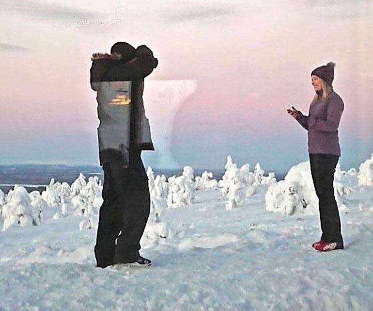 Jenny ja raakasuklaarakas bongattiin tunturin laelta, ravintola Tuikun edustalta. – Kuvien ottamisen lisäksi he myös halailivat ja pussailivat, tuntureilta turistaan.