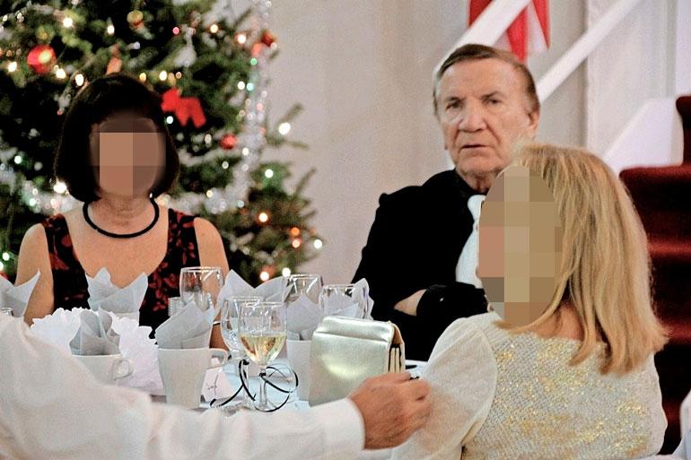 Eino ja tummatukkainen ystävätär juhlistivat uuttavuotta Suomi Talolla Floridan Lantanassa. Kuva on USAsuomeksi.net -sivustolta.