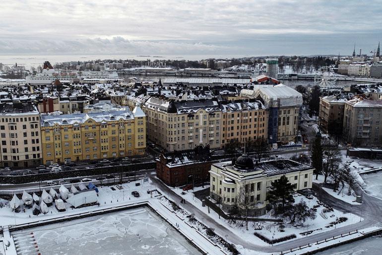 Tähtikiekkoilijan ökykoti sijaitsee paraatipaikkalla Helsingin Katajanokalla. Talon edessä on maineikas kasino ja maisemat mitä merellisimmät.