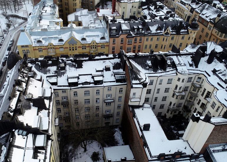 Kattohuoneiston kruunaa oma terassi, joka aukeaa rauhalliselle sisäpihalle.