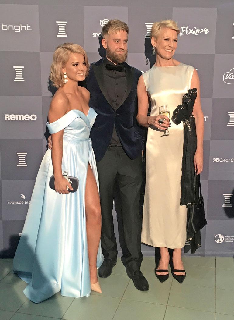 Janni ja Joel kuuluivat Urheilugaalan kuvatuimpiin tähtiin. Tässä pariskunta poseeraa Joelin äidin, Leena Harkimon kanssa.