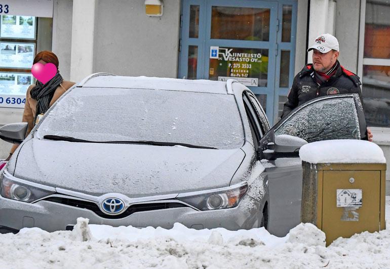 Kolmikko poistui Pertin asunnolta puolen päivän jälkeen. Pertillä itsellään on kolme lasta, joten yhteiselo uuden kullan tyttären kanssa sujuu hyvin.