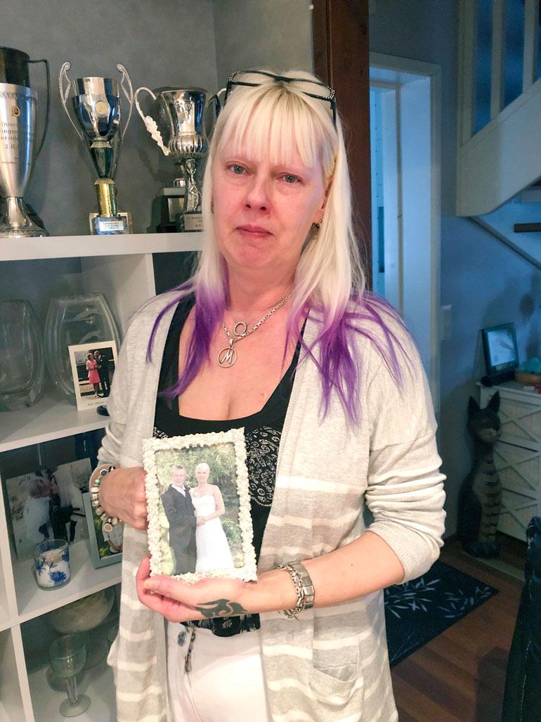 Pia pitelee käsissään viiden vuoden takaista hääkuvaa. He asuivat yhteisessä kodissa Joutsenossa.