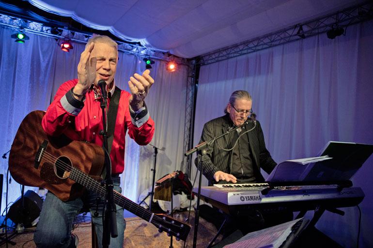 Kari esiintyi Feungirolassa suomalaisravintola Kukossa säestäjänsä Janne Malmsin kanssa. – Piti olla kitara, mutta ihmiset halusivatkin tanssia, joten vedimme tanssimusiikkia.