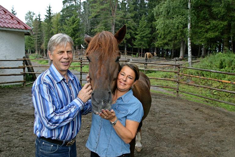 Kari pyörittää Karkkilassa 10 hevosen tallia vaimonsa Maijan kanssa. Sukupolvenvaihdos on heppahommissa työn alla.