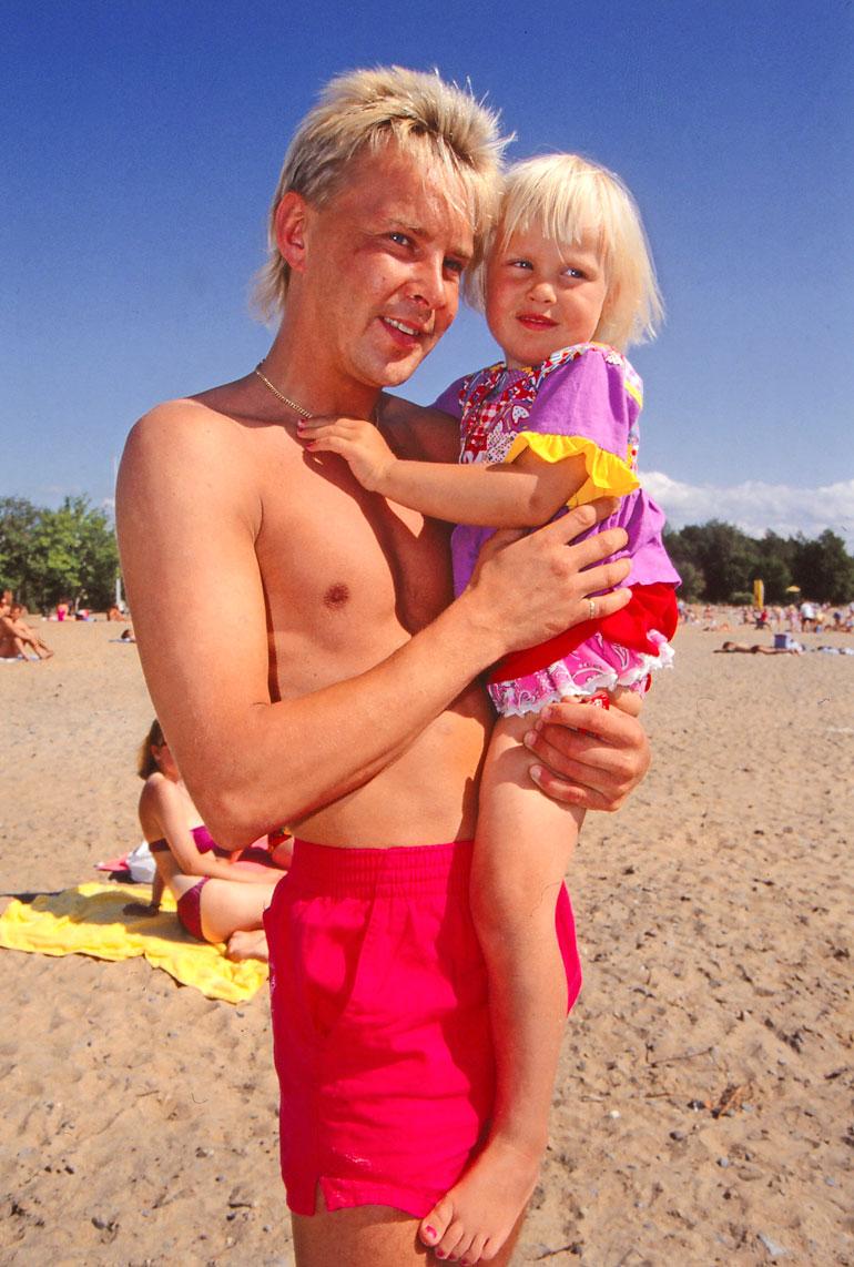 Eveliina Matin sylissä Oulun Nallikarissa kesällä 1993. Eveliina syntyi vuonna 1990.
