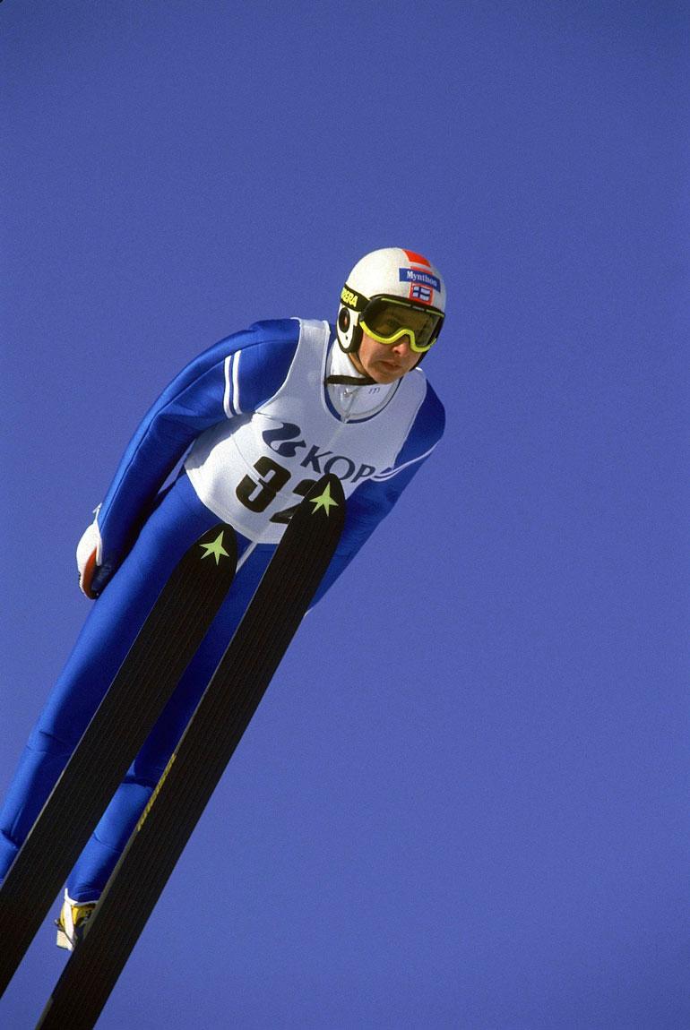 Uskomatonta mutta totta: Matti Nykänen voittaa Calgaryn olympialaisista kaikki kolme kultamitalia: yhden normaalimäessä, toisen suurmäessä ja kolmannen joukkuemäessä. Kuva Salpausselältä Calgaryn kisojen jälkeen 1988.